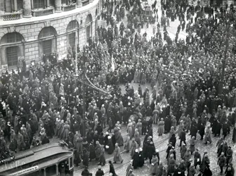Manifestación en la Biblioteca Pública en Nevskiy Prospekt, San Petersburgo, 20-21 de abril de 1917